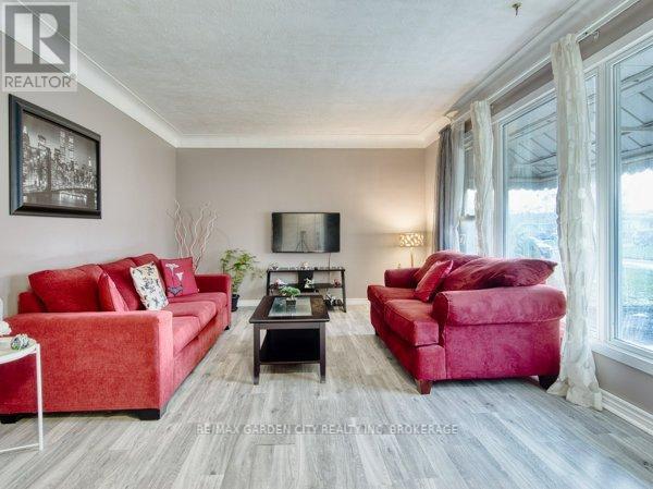 3664 Arlington Avenue, Niagara Falls (Stamford), ON - Indoor Photo Showing Living Room