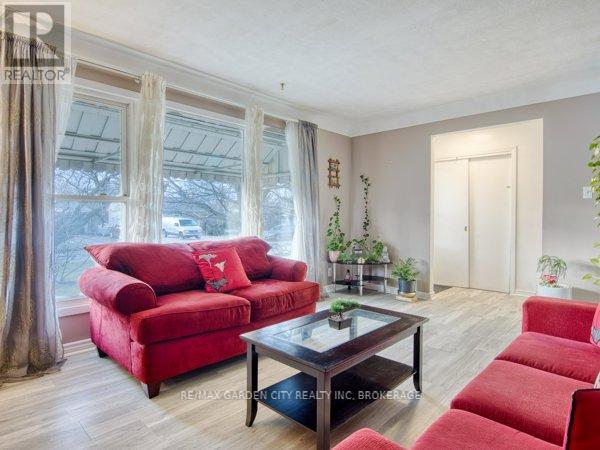 3664 Arlington Avenue, Niagara Falls (Stamford), ON - Indoor Photo Showing Living Room