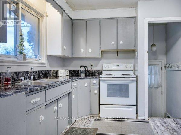 3664 Arlington Avenue, Niagara Falls (Stamford), ON - Indoor Photo Showing Kitchen With Double Sink