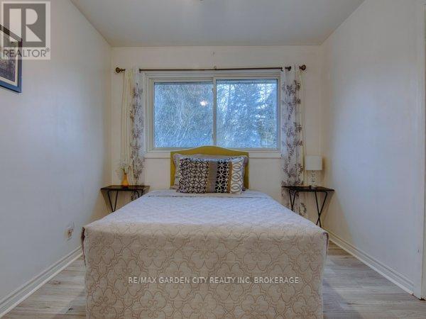 3664 Arlington Avenue, Niagara Falls (Stamford), ON - Indoor Photo Showing Bedroom