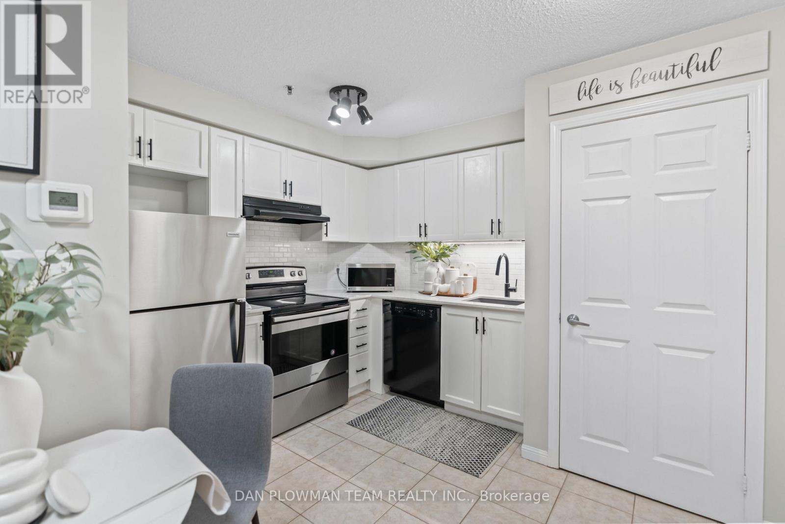 224 - 5235 Finch Avenue E, Toronto, ON - Indoor Photo Showing Kitchen