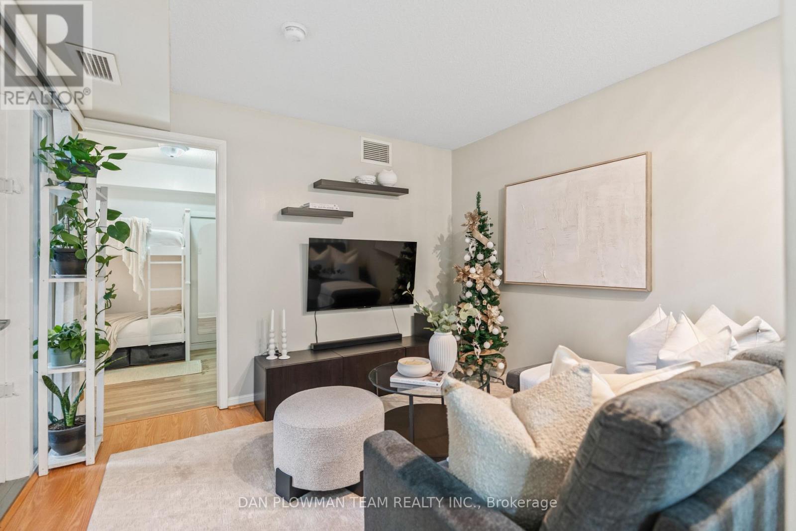224 - 5235 Finch Avenue E, Toronto, ON - Indoor Photo Showing Living Room