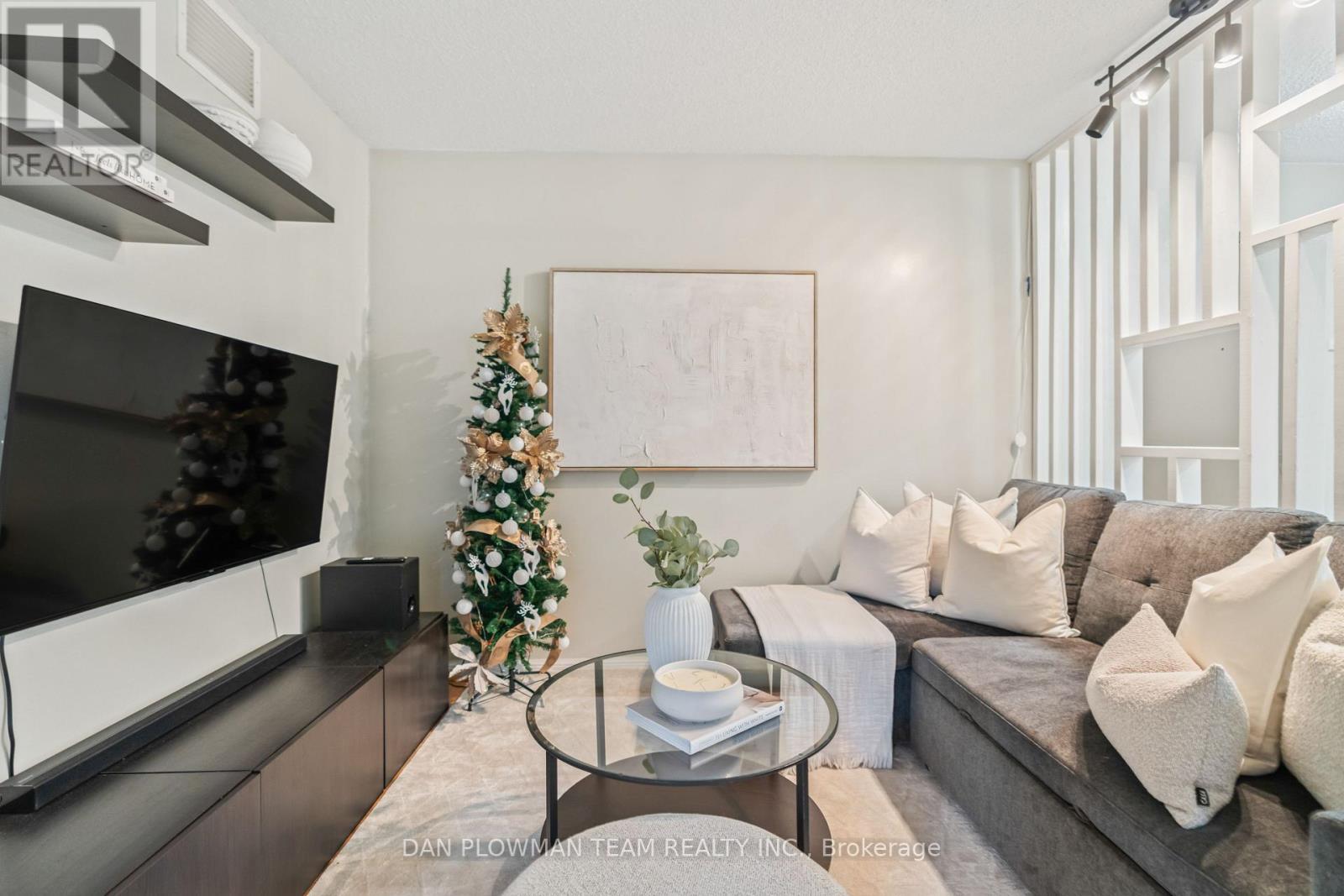 224 - 5235 Finch Avenue E, Toronto, ON - Indoor Photo Showing Living Room