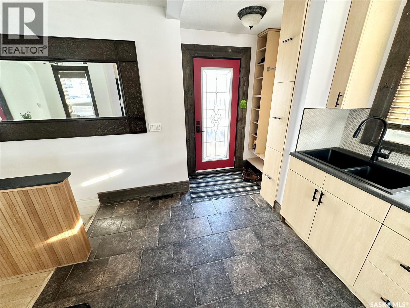 529 Montgomery Street, Midale, SK - Indoor Photo Showing Kitchen With Double Sink
