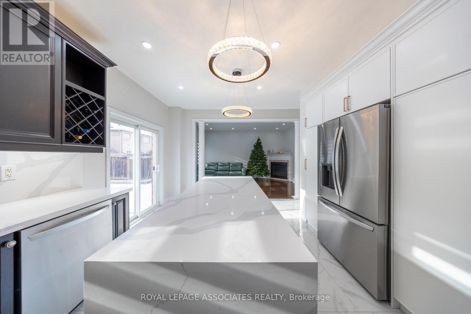 96 Maverick Crescent, Vaughan, ON - Indoor Photo Showing Kitchen