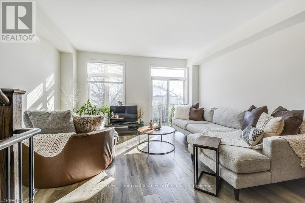 2362 Treversh Common, Burlington, ON - Indoor Photo Showing Living Room
