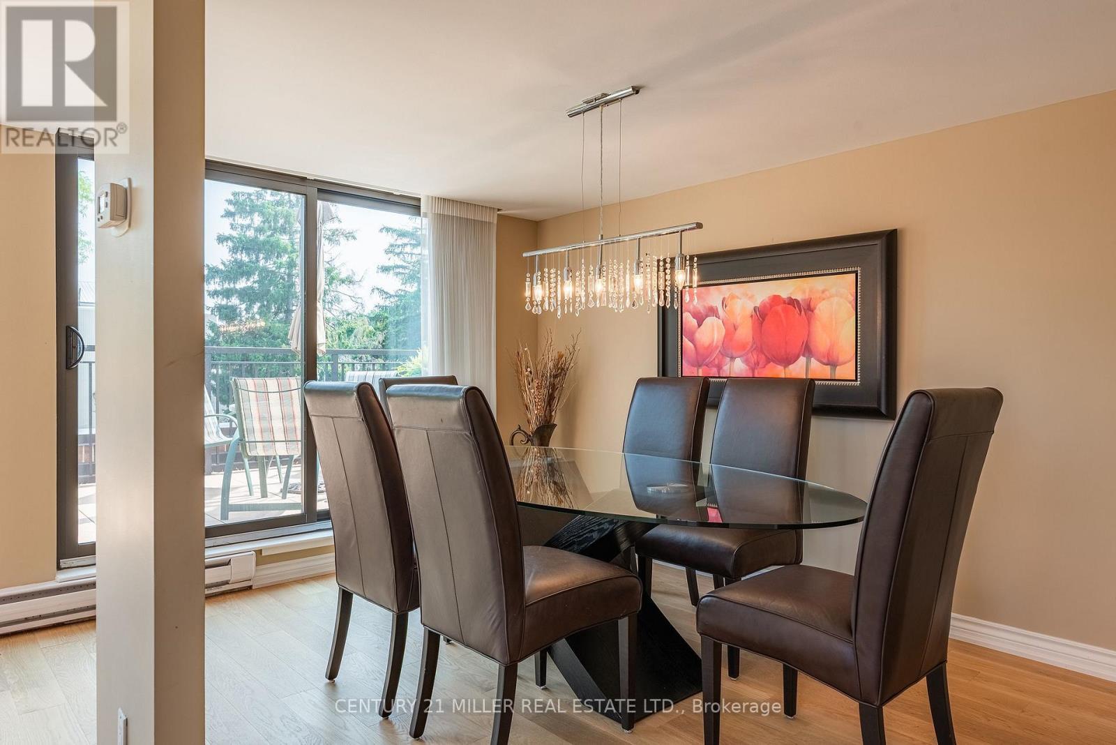 710 - 100 Lakeshore Road E, Oakville, ON - Indoor Photo Showing Dining Room