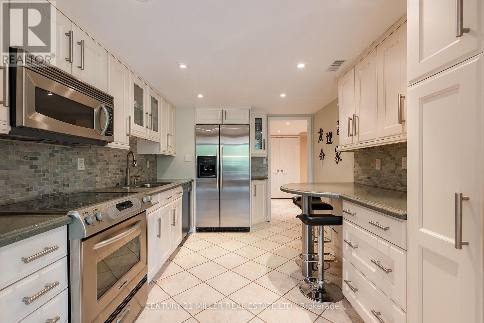 710 - 100 Lakeshore Road E, Oakville, ON - Indoor Photo Showing Kitchen