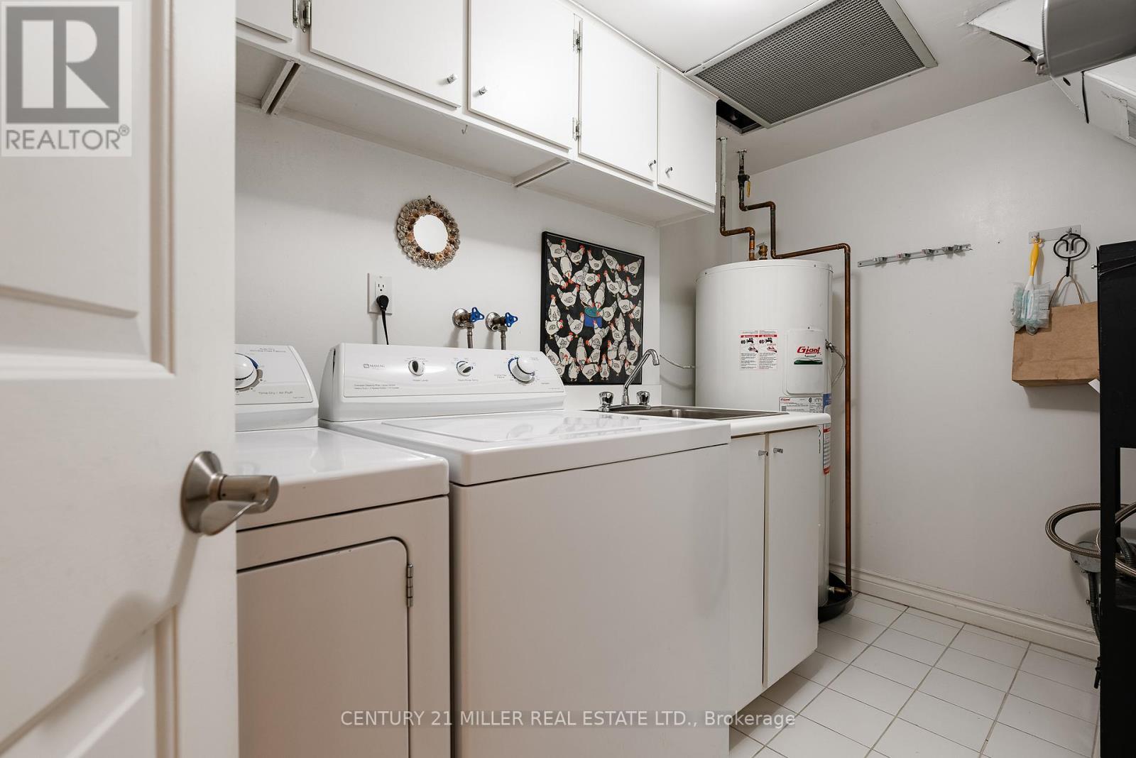 710 - 100 Lakeshore Road E, Oakville, ON - Indoor Photo Showing Laundry Room