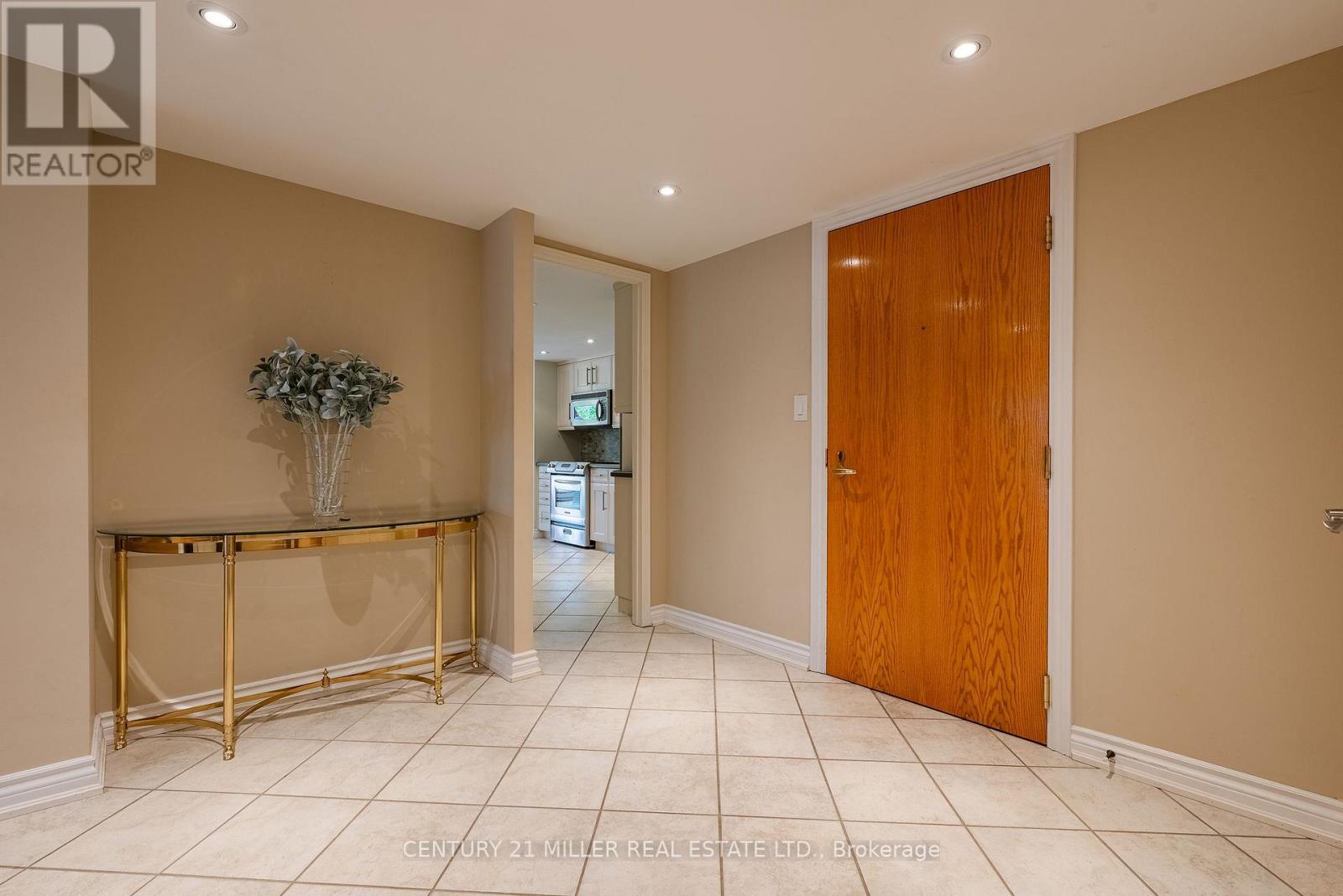 710 - 100 Lakeshore Road E, Oakville, ON - Indoor Photo Showing Other Room