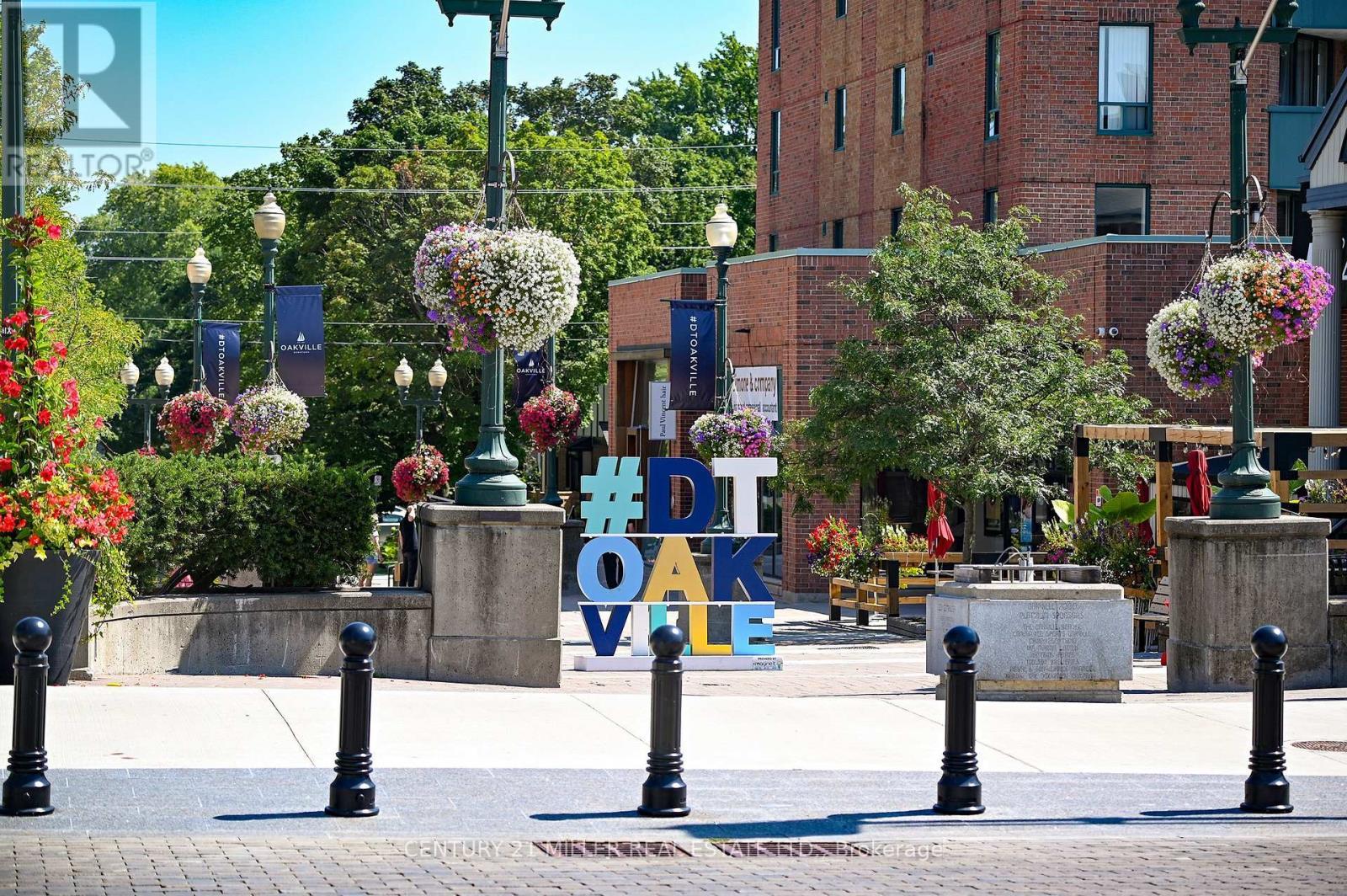 710 - 100 Lakeshore Road E, Oakville, ON - Outdoor