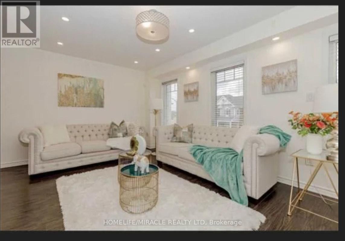 106 Bannister Crescent, Brampton, ON - Indoor Photo Showing Living Room