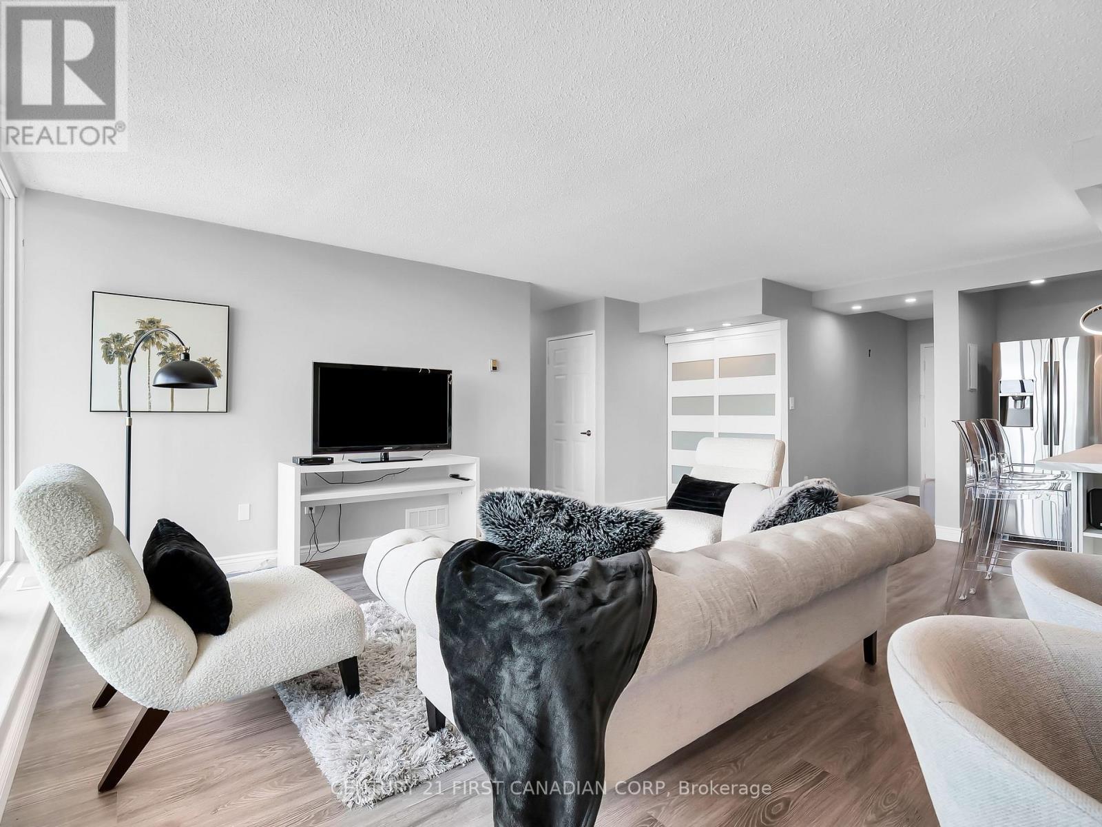 2704 - 363 Colborne Street N, London East (East A), ON - Indoor Photo Showing Living Room