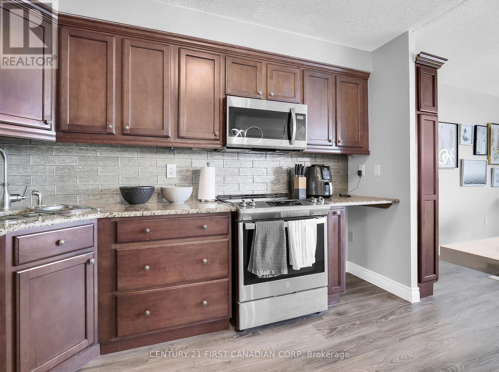 2704 - 363 Colborne Street N, London East (East A), ON - Indoor Photo Showing Kitchen