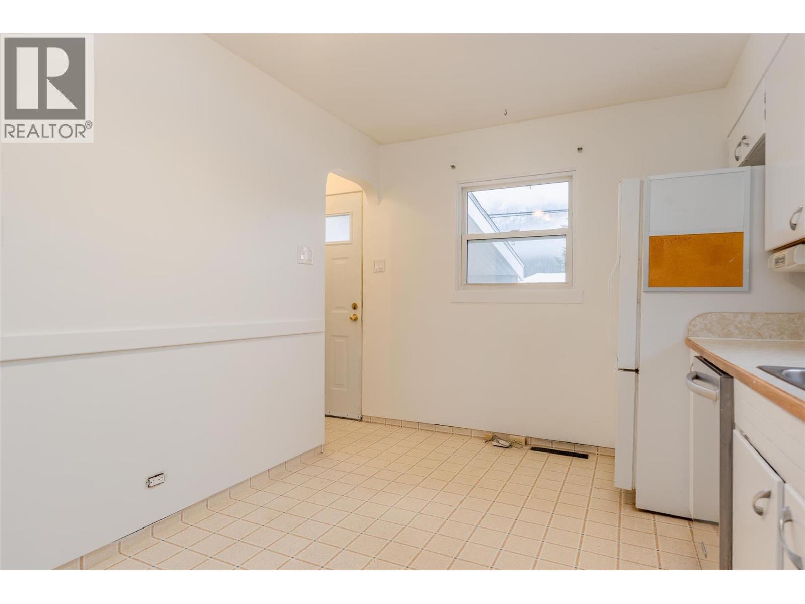 690 Schofield Highway, Warfield, BC - Indoor Photo Showing Kitchen