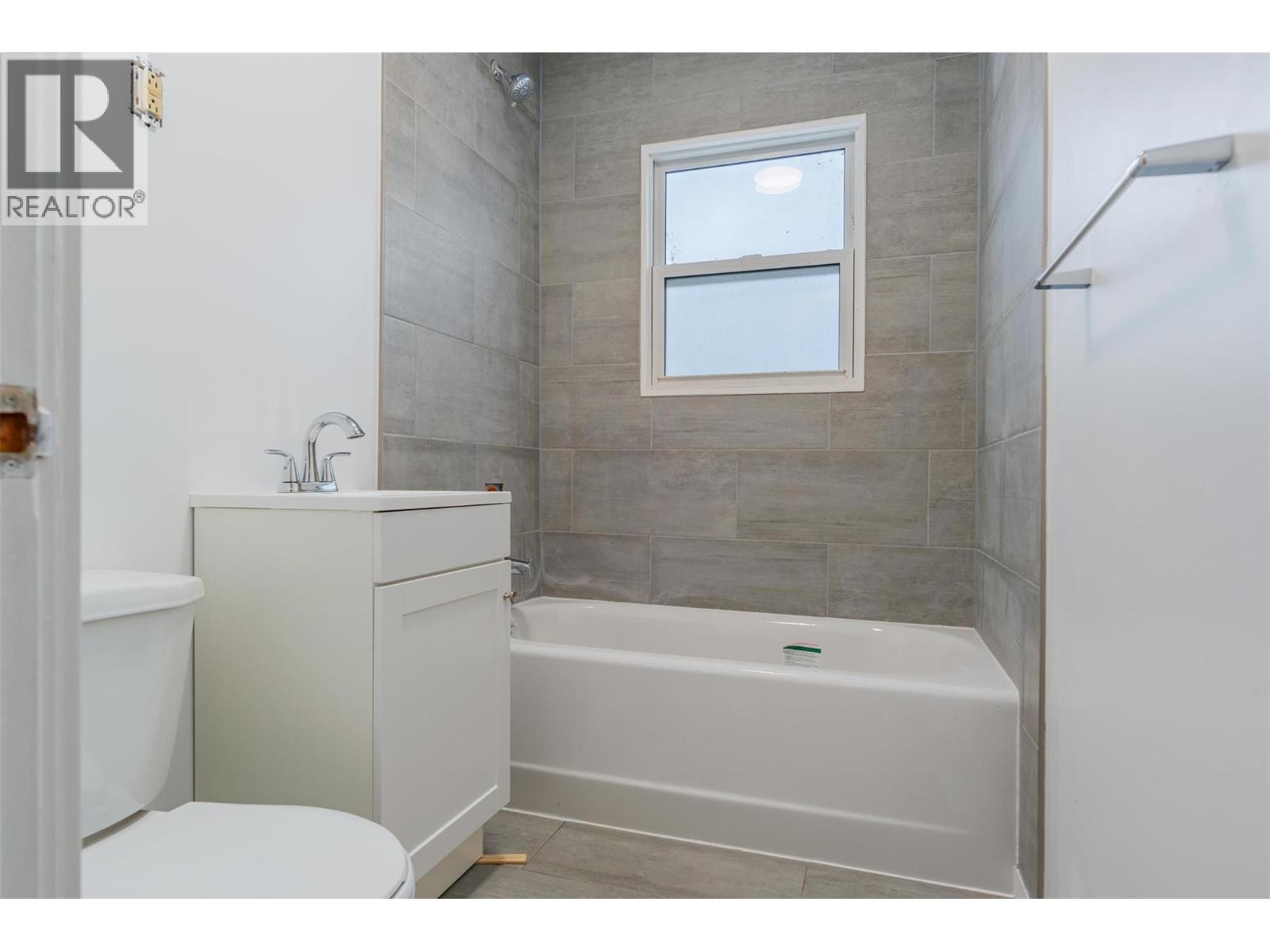 690 Schofield Highway, Warfield, BC - Indoor Photo Showing Bathroom