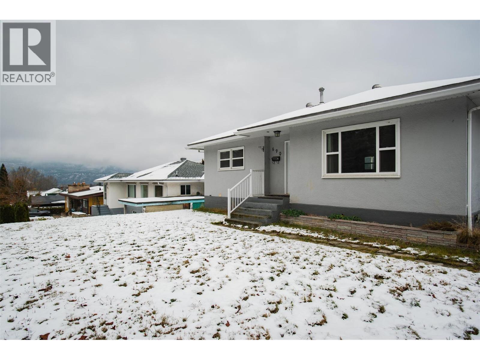 690 Schofield Highway, Warfield, BC - Outdoor