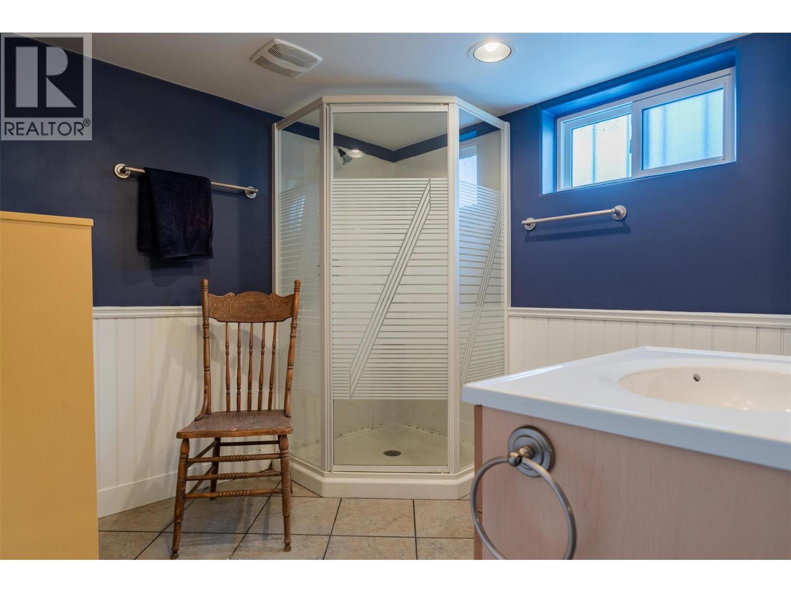 690 Schofield Highway, Warfield, BC - Indoor Photo Showing Bathroom