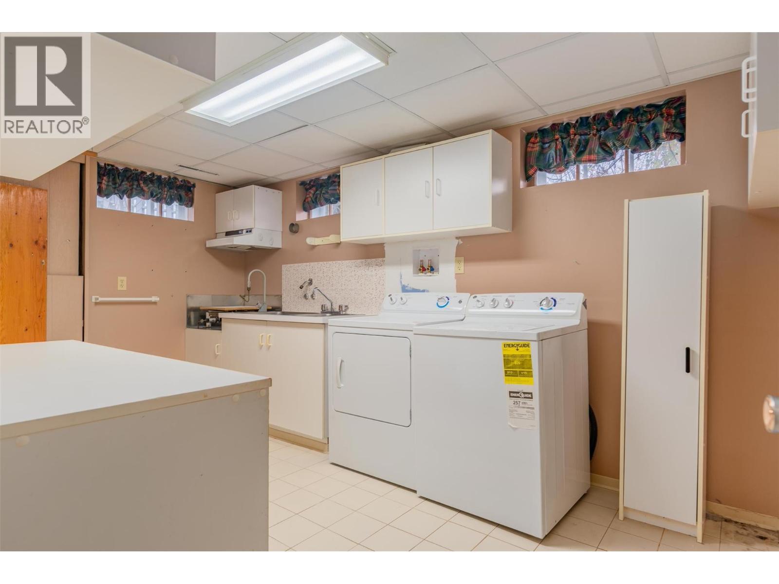 690 Schofield Highway, Warfield, BC - Indoor Photo Showing Laundry Room