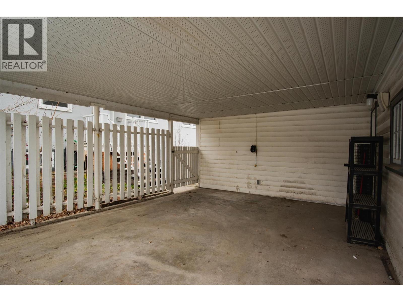 690 Schofield Highway, Warfield, BC - Indoor Photo Showing Garage