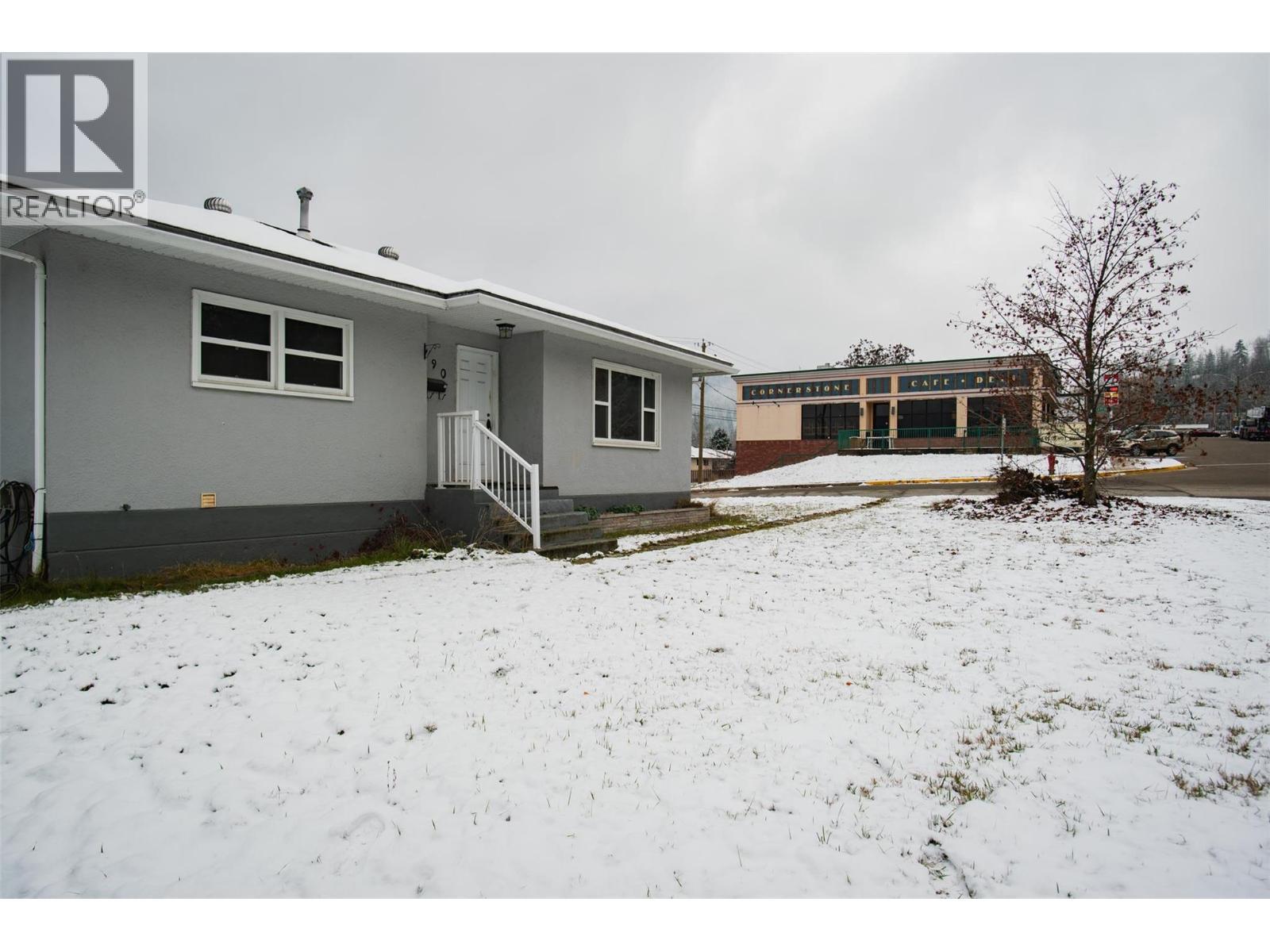 690 Schofield Highway, Warfield, BC - Outdoor