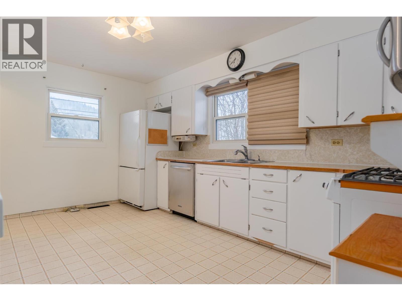 690 Schofield Highway, Warfield, BC - Indoor Photo Showing Kitchen With Double Sink