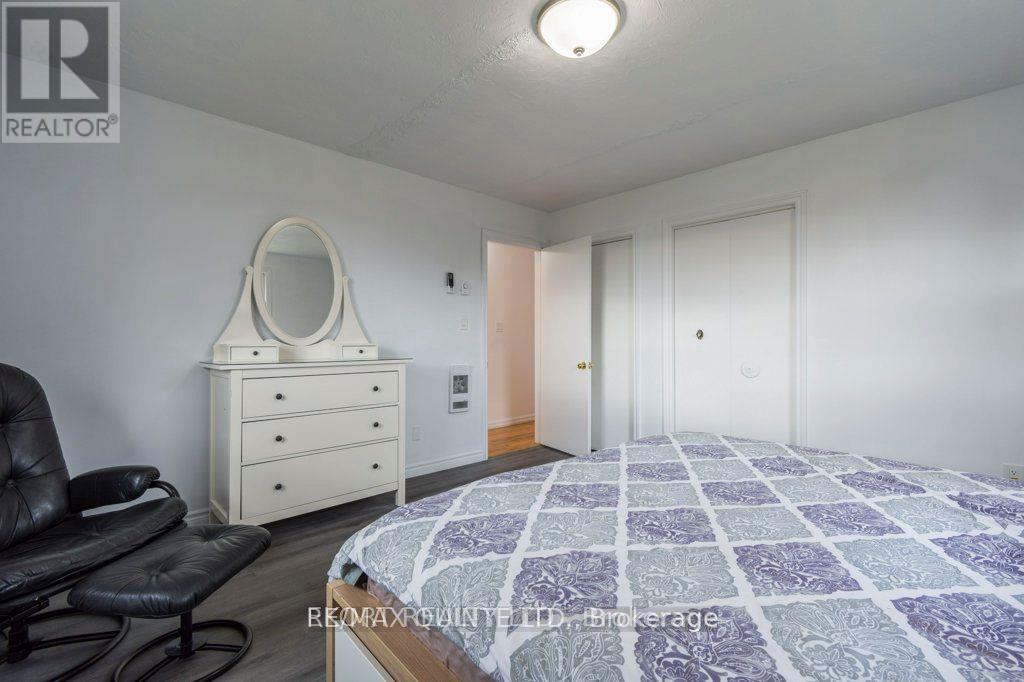 Upper - 239 Dundas Street W, Belleville (Belleville Ward), ON - Indoor Photo Showing Bedroom
