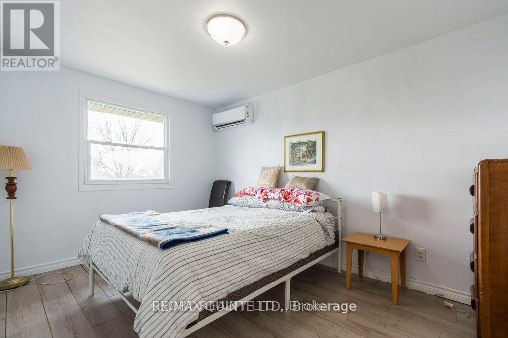 Upper - 239 Dundas Street W, Belleville (Belleville Ward), ON - Indoor Photo Showing Bedroom