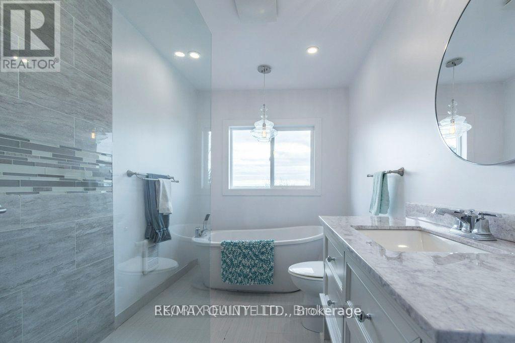 Upper - 239 Dundas Street W, Belleville (Belleville Ward), ON - Indoor Photo Showing Bathroom