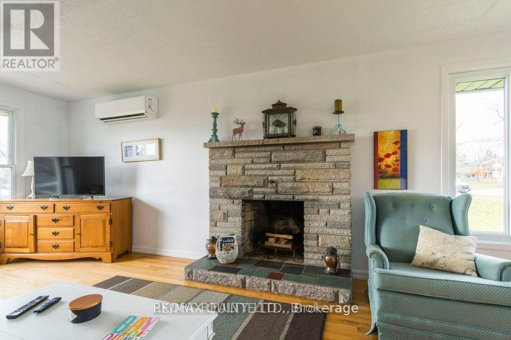 Upper - 239 Dundas Street W, Belleville (Belleville Ward), ON - Indoor Photo Showing Living Room With Fireplace