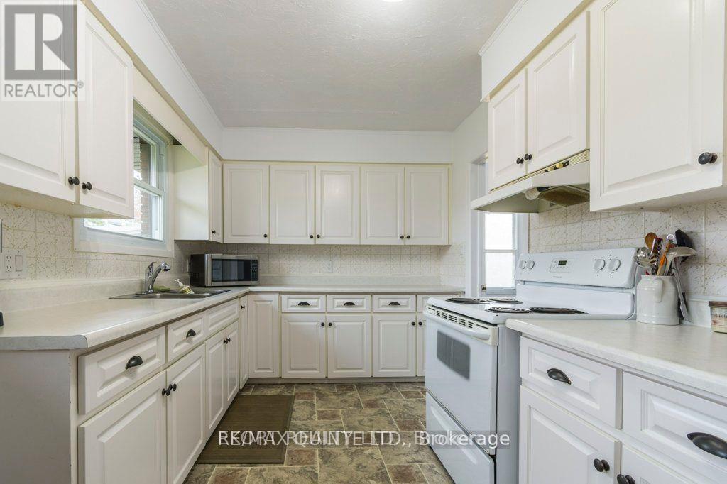 Upper - 239 Dundas Street W, Belleville (Belleville Ward), ON - Indoor Photo Showing Kitchen