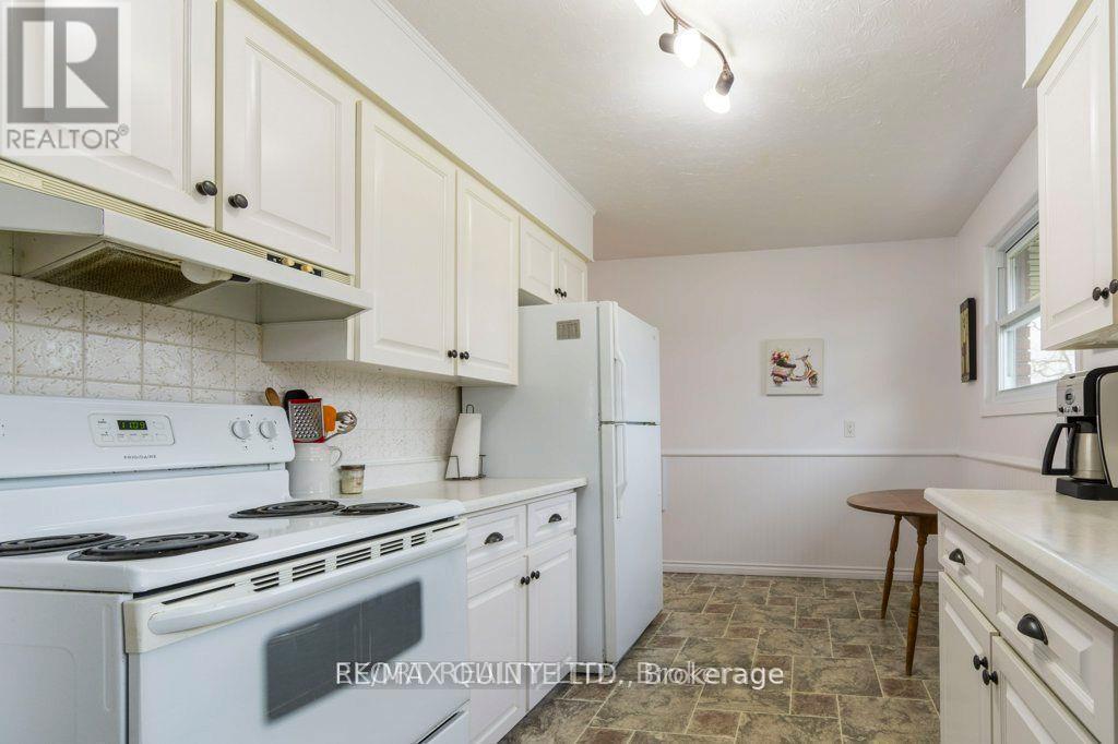 Upper - 239 Dundas Street W, Belleville (Belleville Ward), ON - Indoor Photo Showing Kitchen