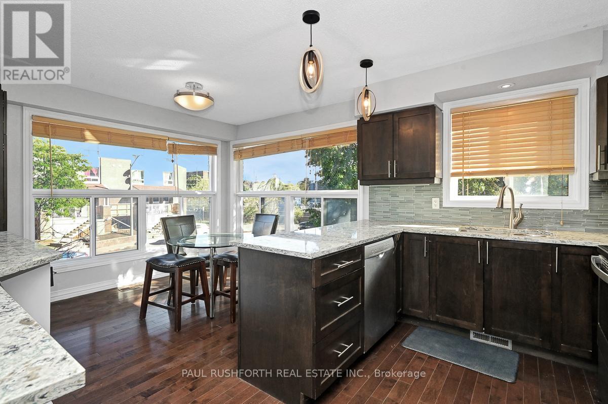 Kitchen - 216 Forward Avenue, Ottawa, ON - Indoor Photo Showing Kitchen With Upgraded Kitchen
