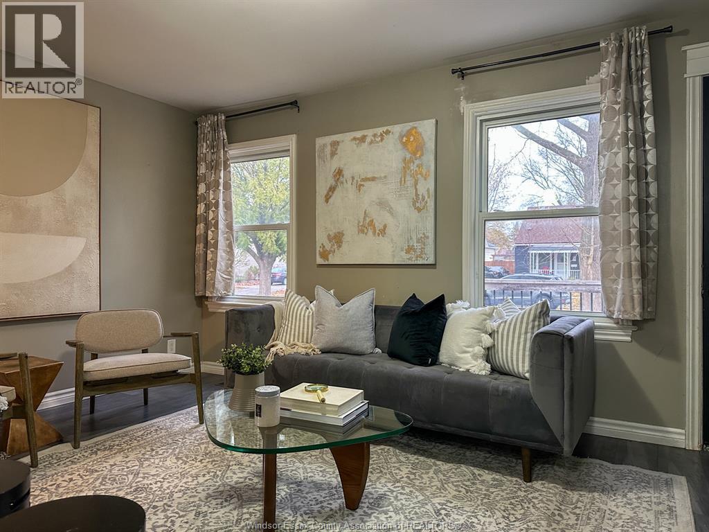 1925 Aubin, Windsor, ON - Indoor Photo Showing Living Room
