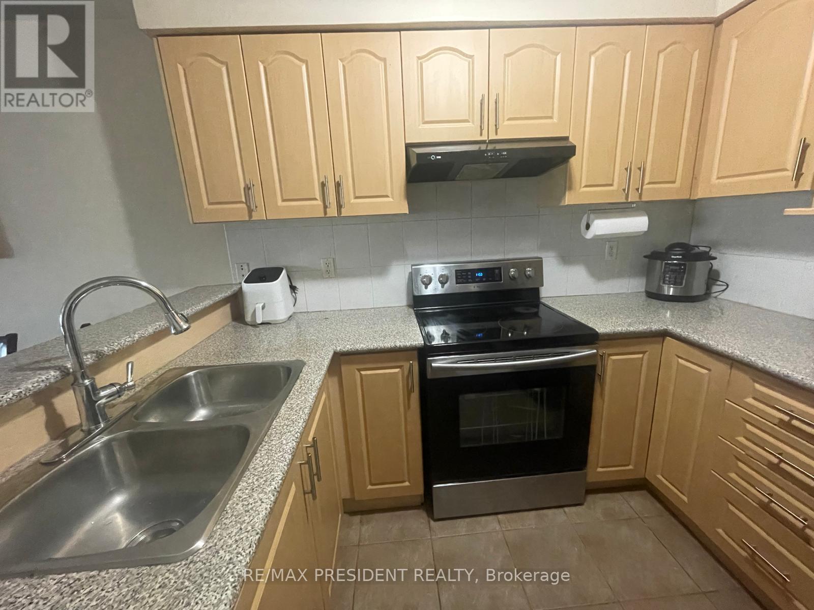 107 Rockgarden Trail, Brampton, ON - Indoor Photo Showing Kitchen With Double Sink
