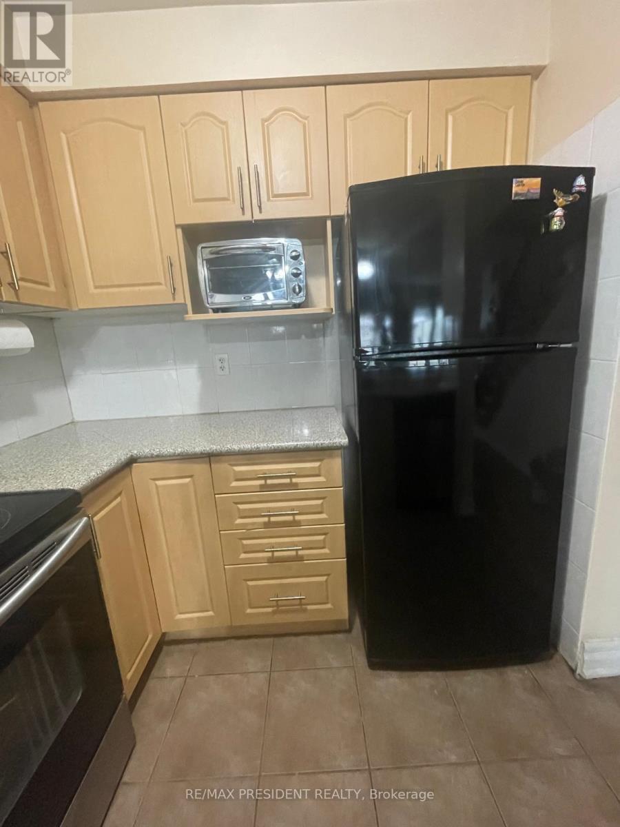 107 Rockgarden Trail, Brampton, ON - Indoor Photo Showing Kitchen