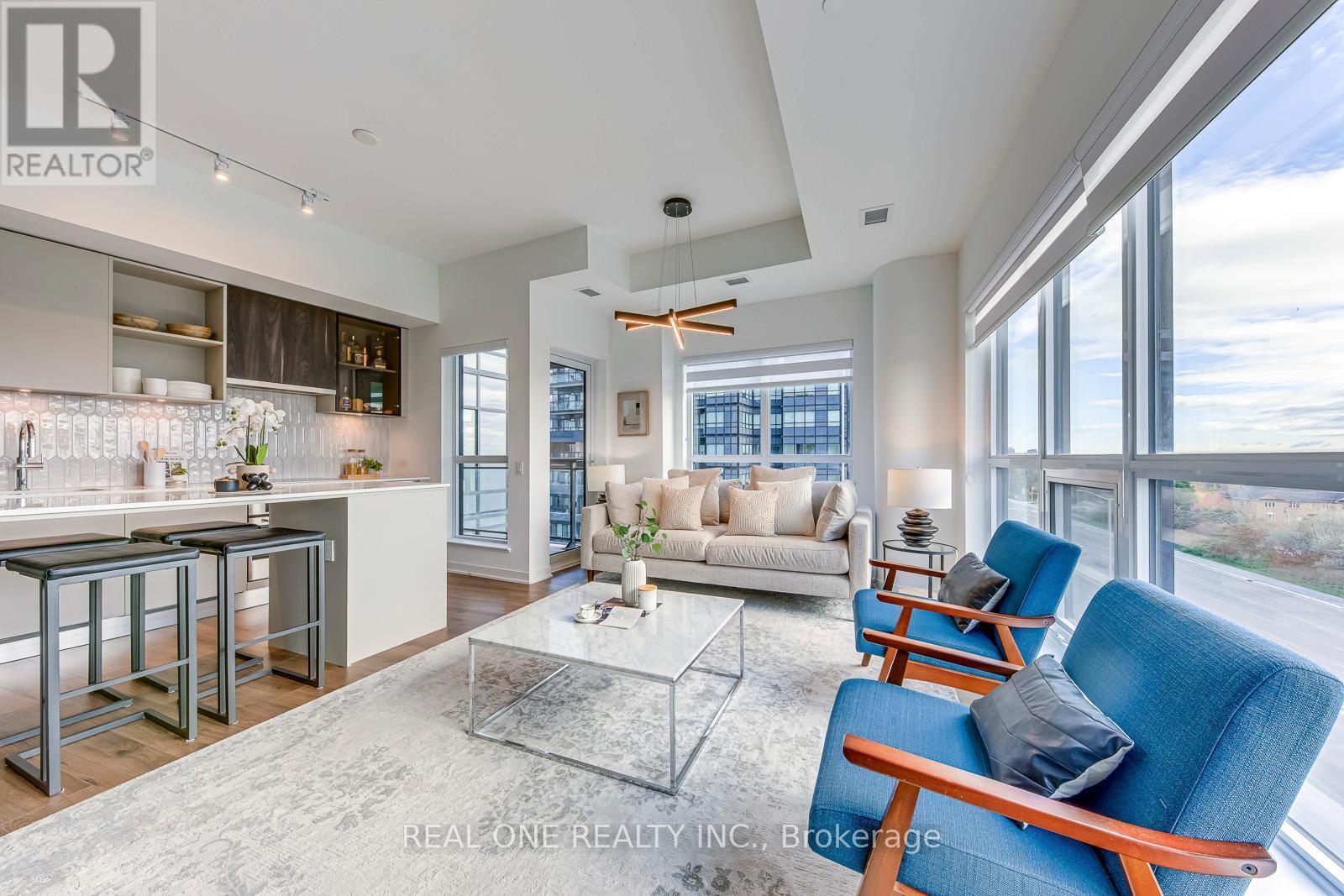 526 - 405 Dundas Street W, Oakville, ON - Indoor Photo Showing Living Room