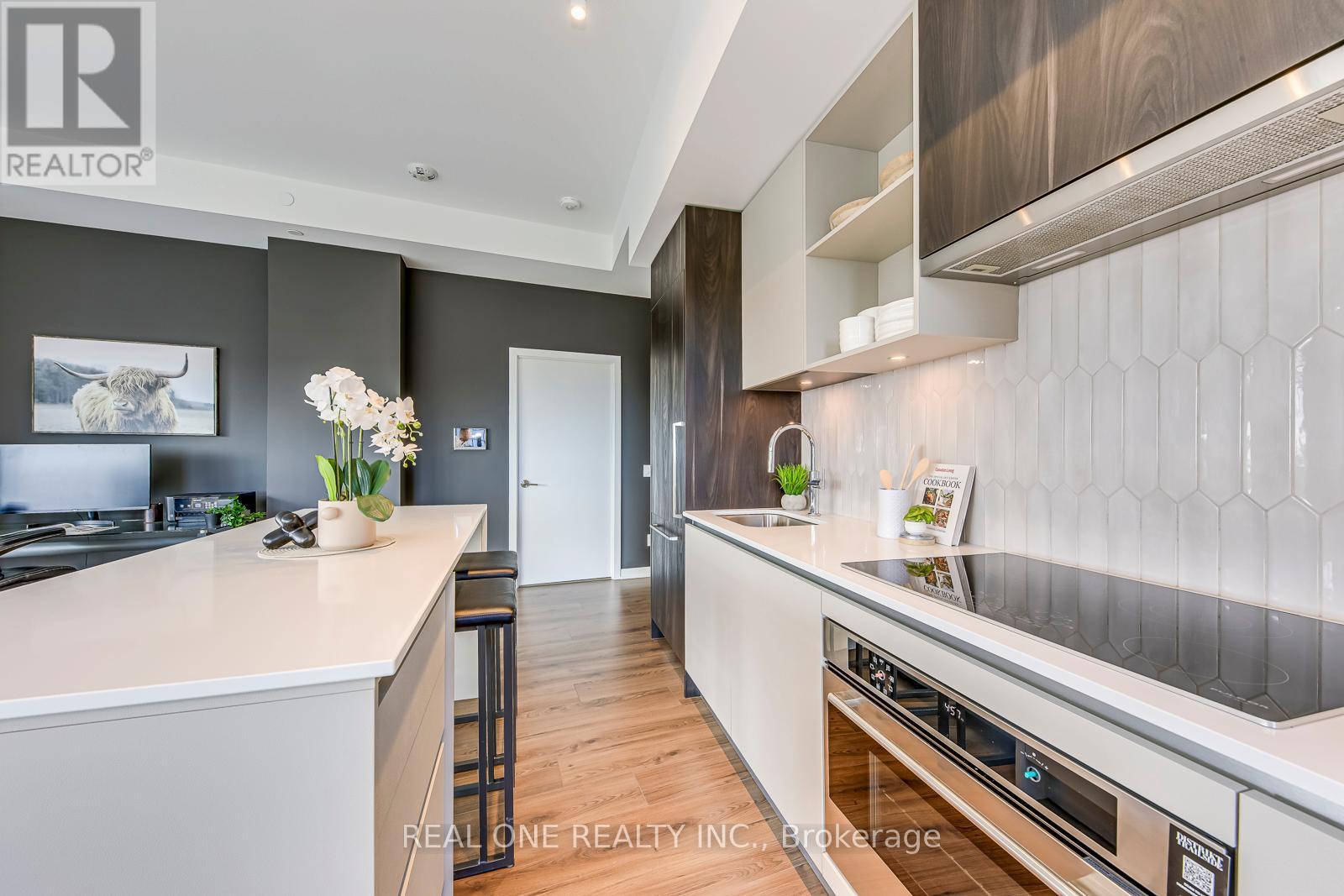 526 - 405 Dundas Street W, Oakville, ON - Indoor Photo Showing Kitchen With Upgraded Kitchen