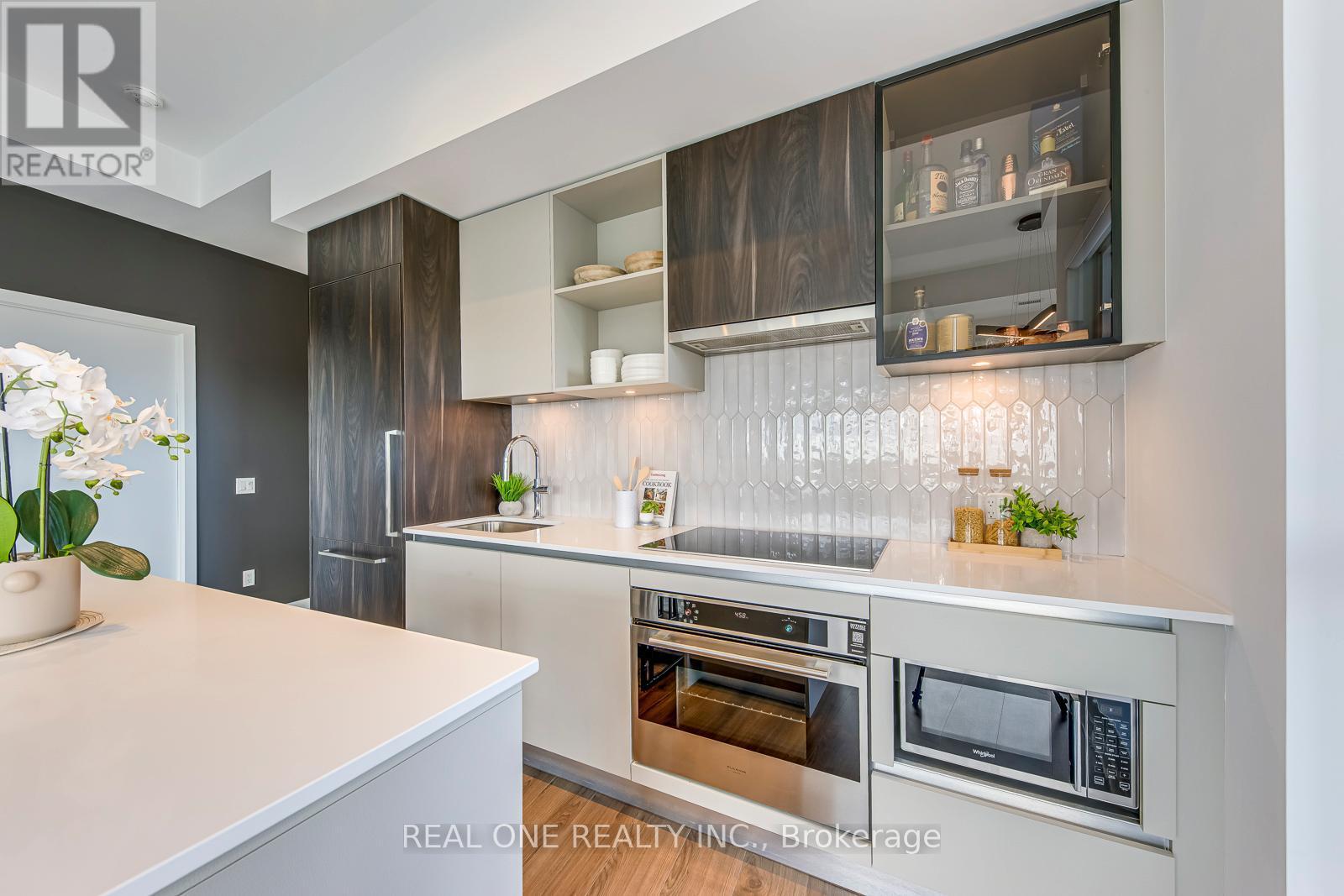 526 - 405 Dundas Street W, Oakville, ON - Indoor Photo Showing Kitchen