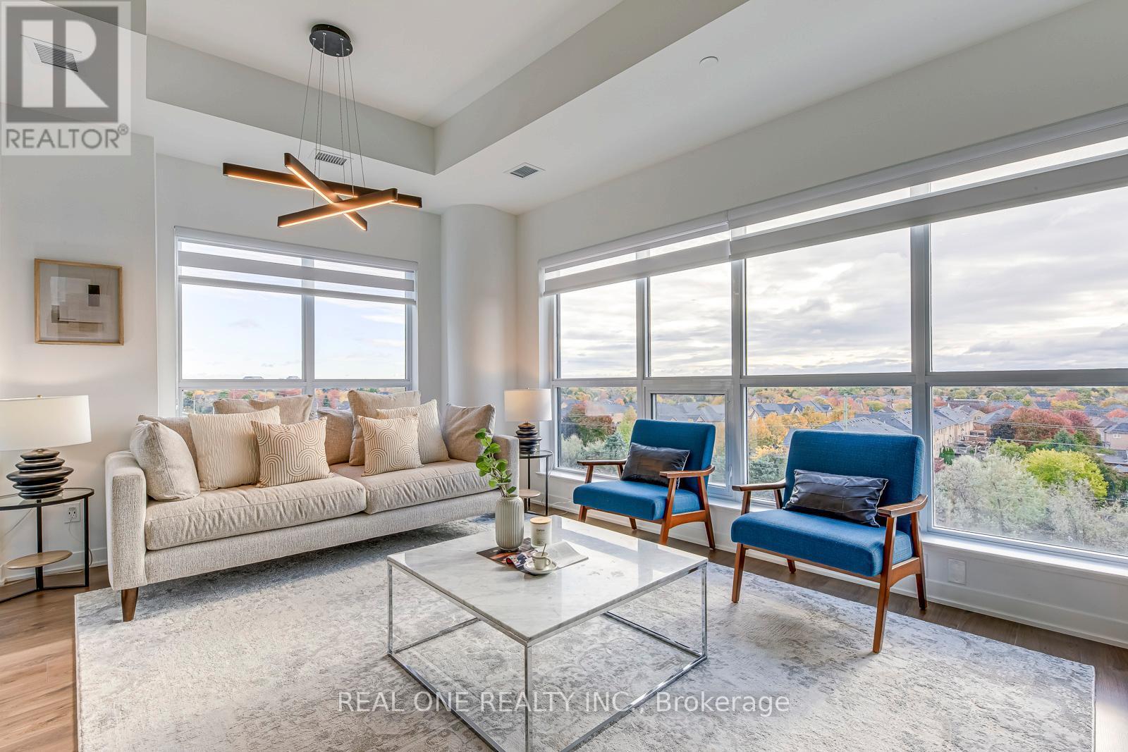 526 - 405 Dundas Street W, Oakville, ON - Indoor Photo Showing Living Room