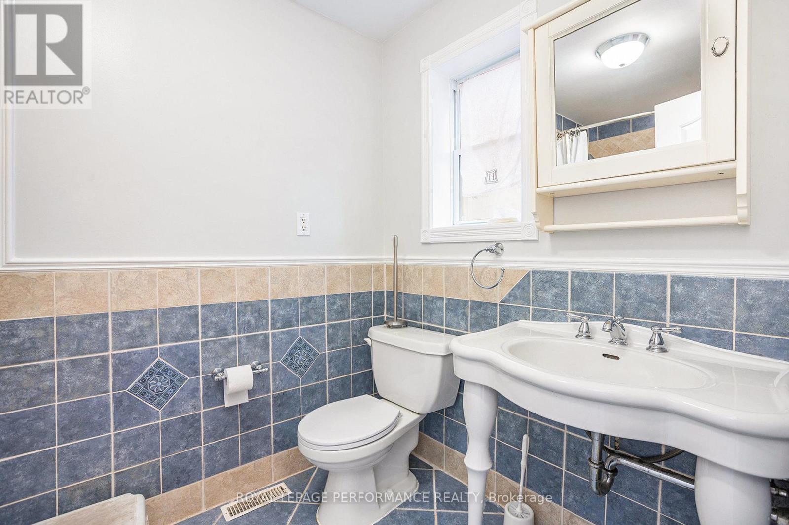 20 Perkins Street, Ottawa, ON - Indoor Photo Showing Bathroom