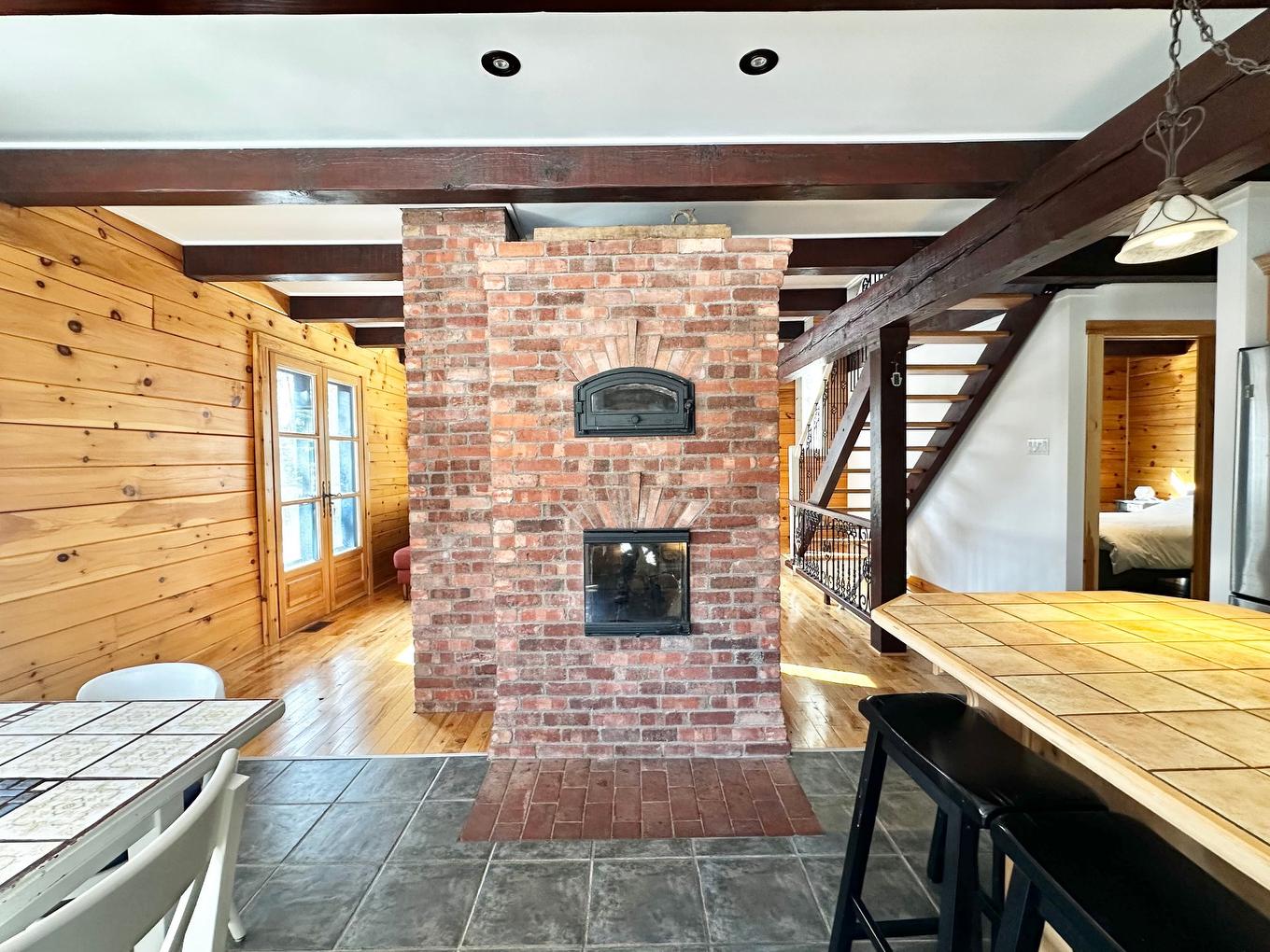 Overall view - 2178 Ch. De La Gare, Val-Morin, QC - Indoor With Fireplace