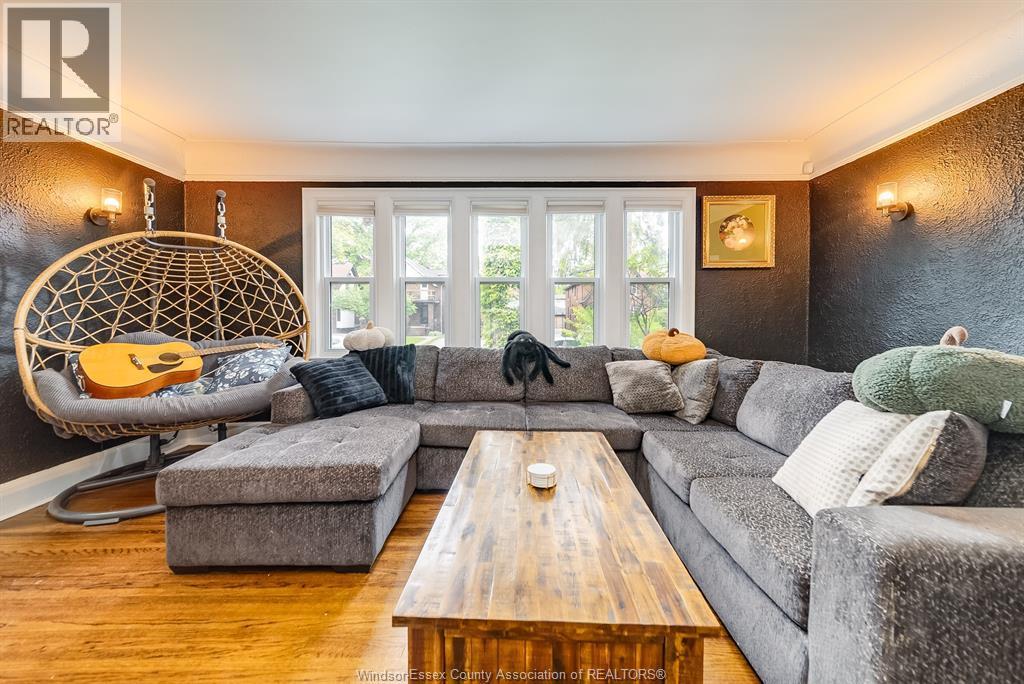 952 Victoria Avenue, Windsor, ON - Indoor Photo Showing Living Room