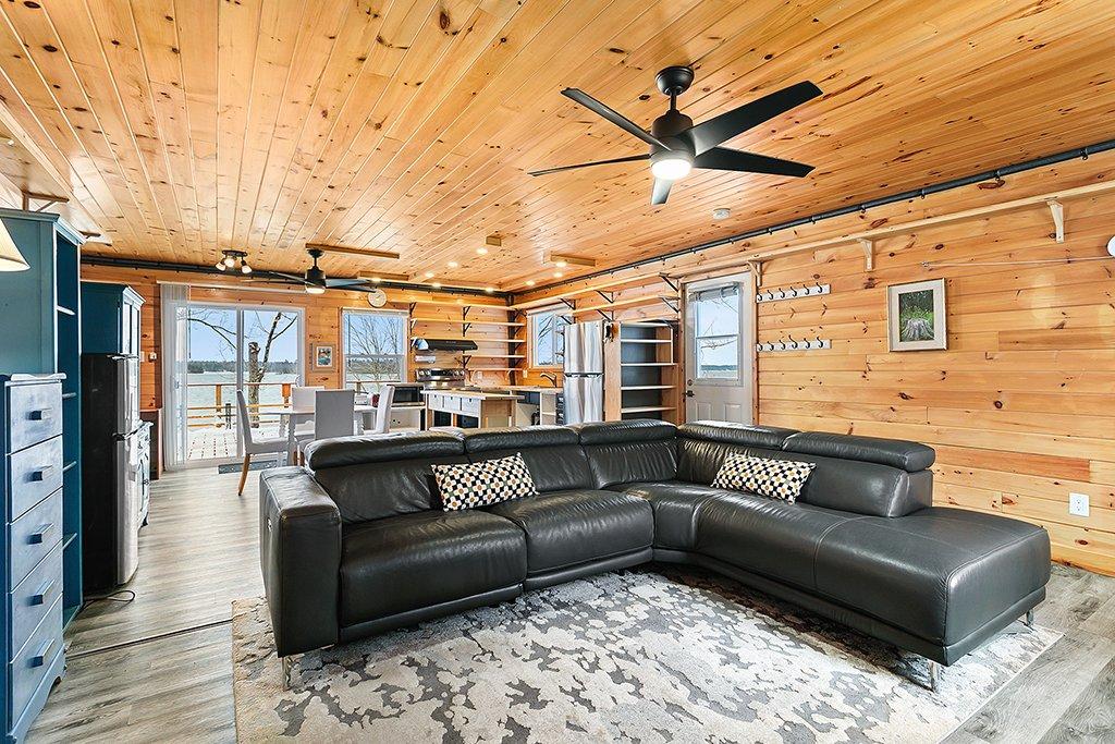 Salon - 163 Rue Thomas-Lefebvre, Mansfield-Et-Pontefract, QC - Indoor Photo Showing Living Room