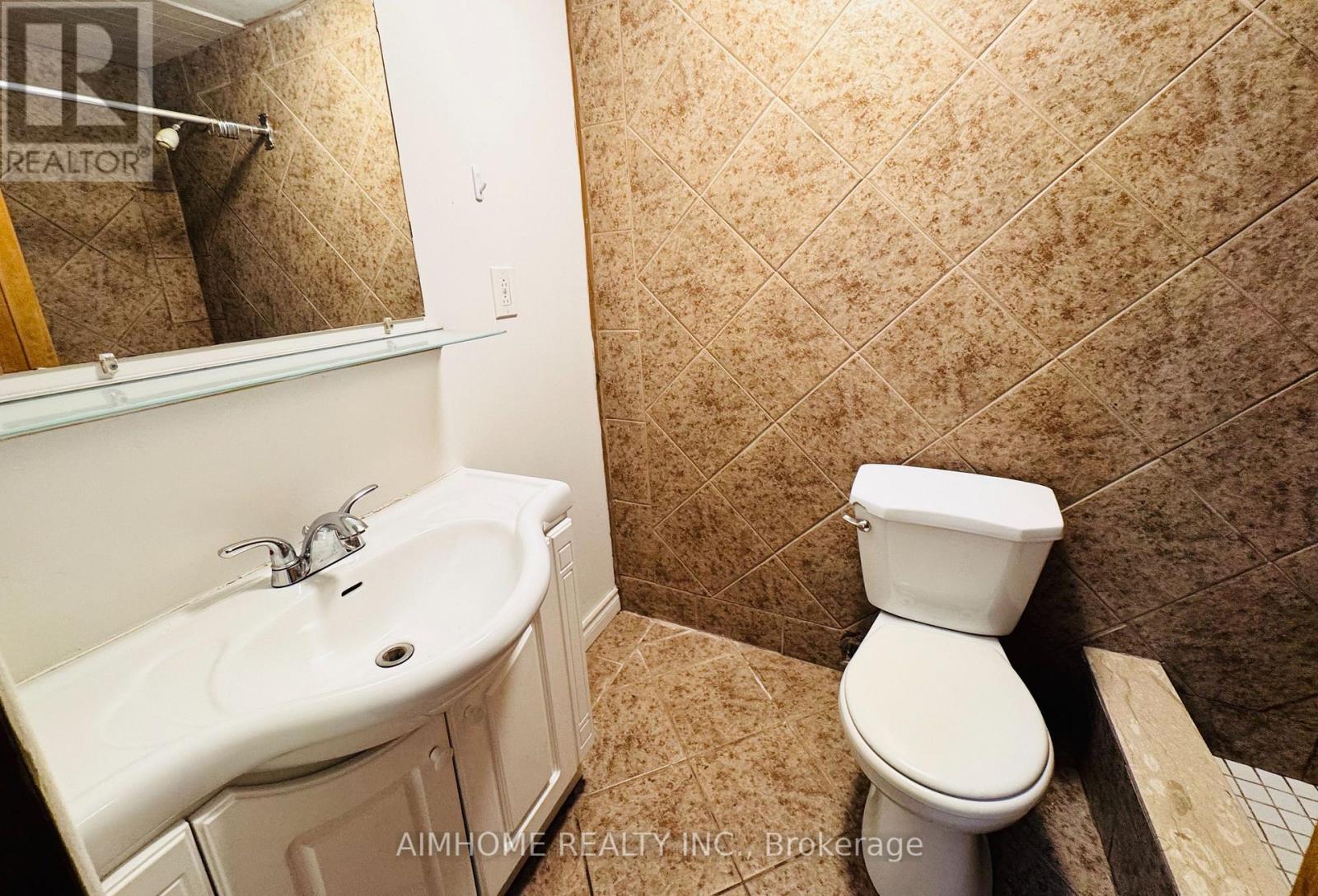Lower - 96 Billington Crescent, Toronto, ON - Indoor Photo Showing Bathroom