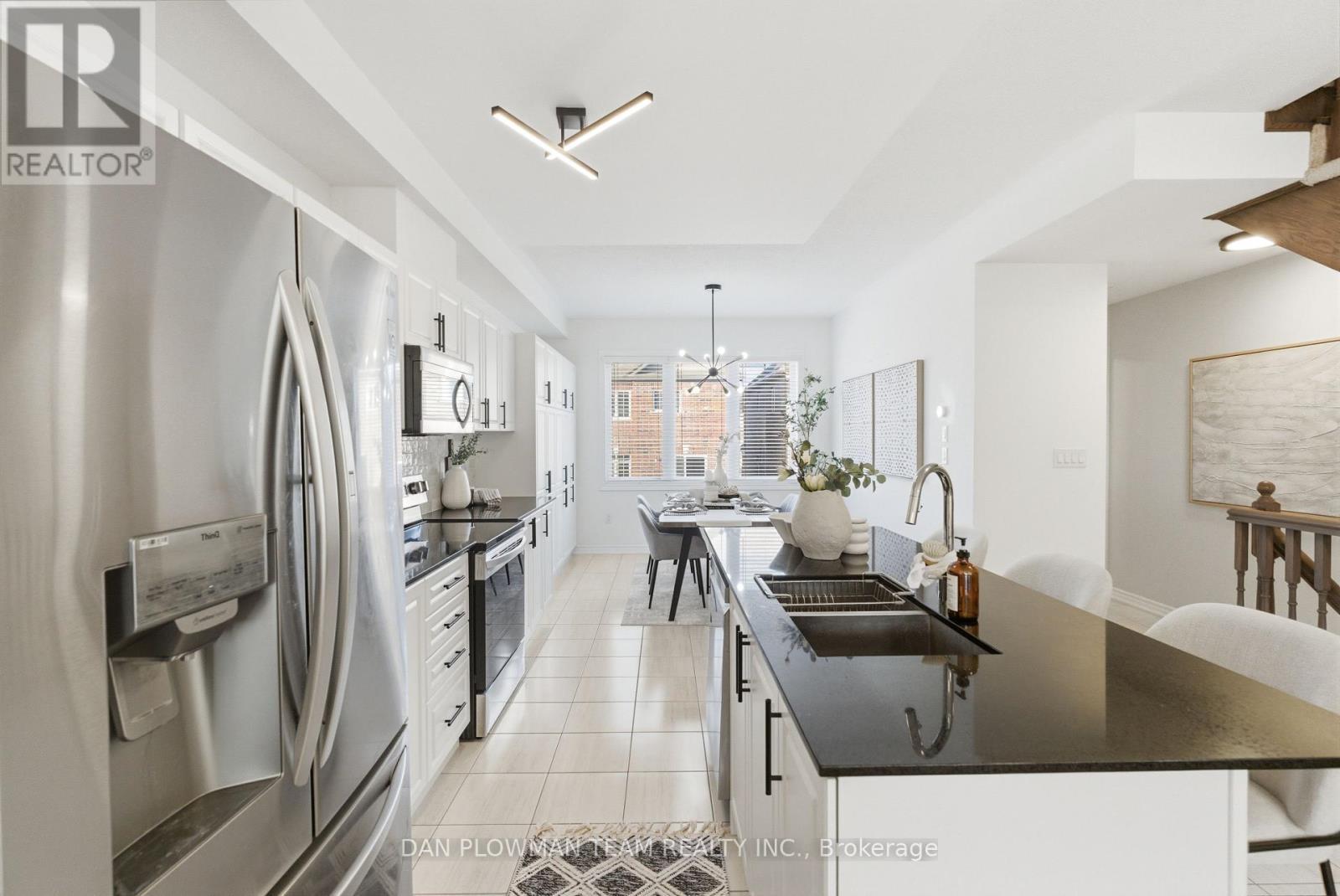 192 Honey Crisp Lane, Clarington, ON - Indoor Photo Showing Kitchen With Double Sink With Upgraded Kitchen