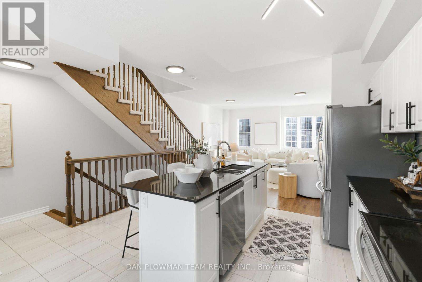 192 Honey Crisp Lane, Clarington, ON - Indoor Photo Showing Kitchen With Double Sink With Upgraded Kitchen