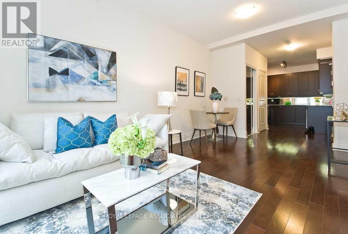 102 - 39 Upper Duke Crescent, Markham, ON - Indoor Photo Showing Living Room