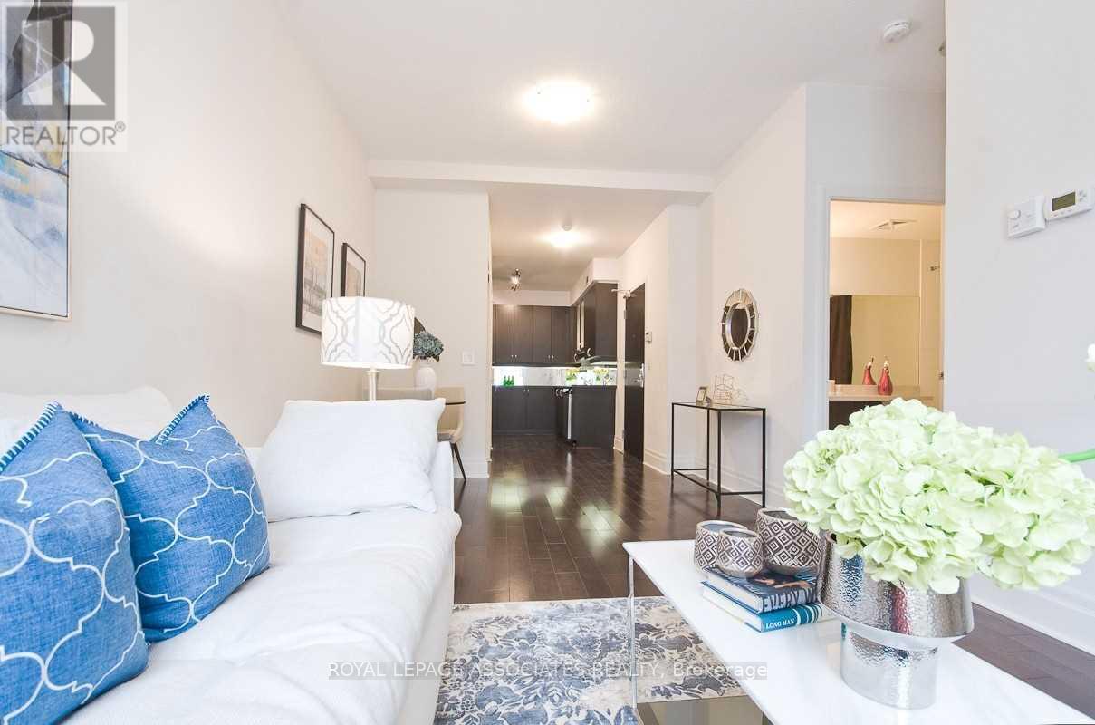 102 - 39 Upper Duke Crescent, Markham, ON - Indoor Photo Showing Living Room