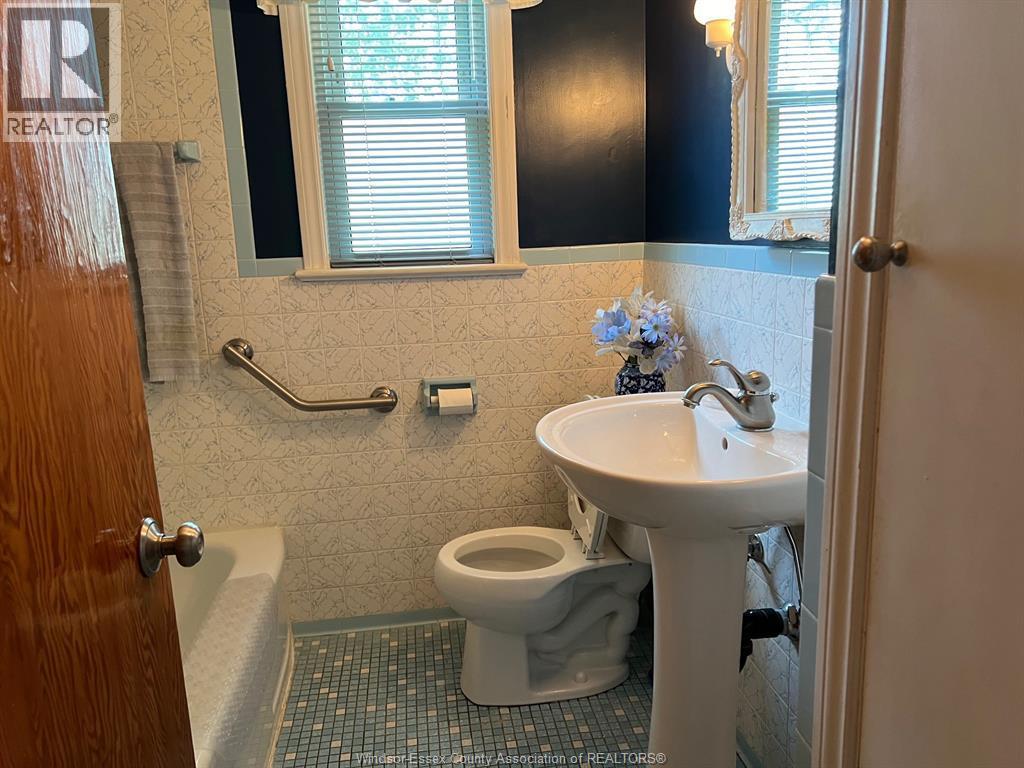 2678 Randolph Avenue, Windsor, ON - Indoor Photo Showing Bathroom